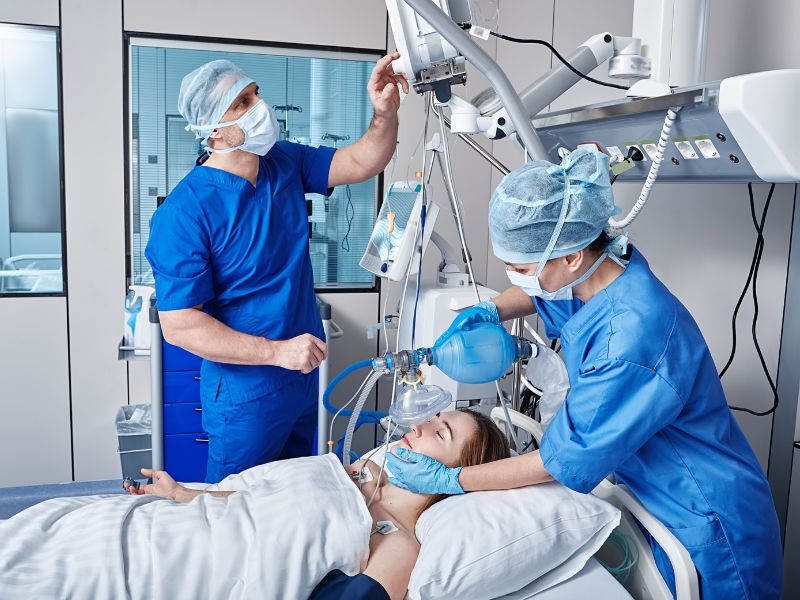 Médica em ambiente hospitalar.